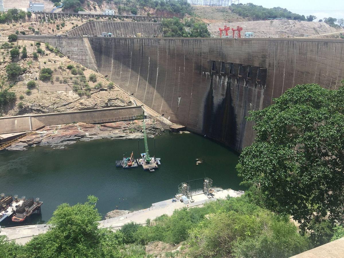Works at the Kariba Dam wall on the Zambezi